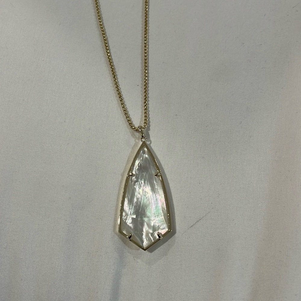 Kendra Scott pendant necklace